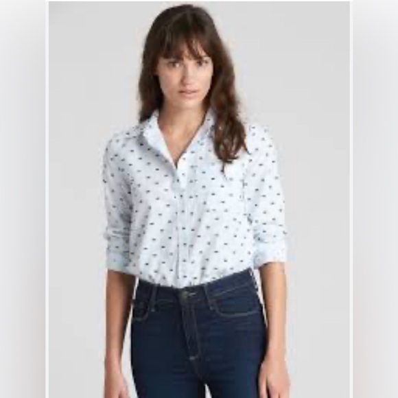 GAP Tops - GAP Fitted Boyfriend Shirt